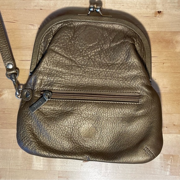 HOBO copper color leather fold in wristlet with kiss lock main closure - Picture 8 of 12